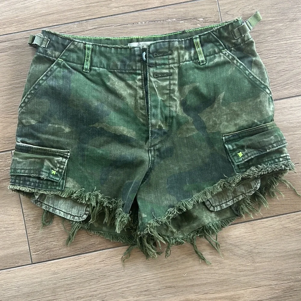 ✨HP✨WE THE FREE / FREE PEOPLE Women's Commander Cutoff Camo Shorts Green…